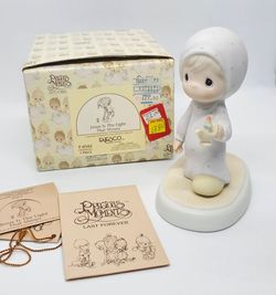 Precious Moments Figurine Jesus is the Light that Shines 5" Figurine Girl Candle
Excellent Pre-owned condition,  no flaws, mint condition as it was ke