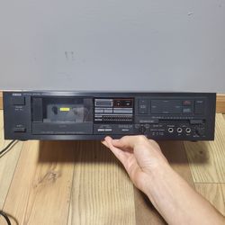 Yamaha K-520 Natural Sound Stereo Cassette Deck (POWERS ON)