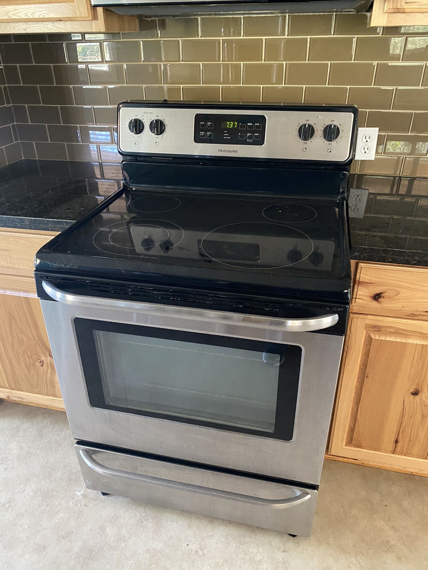 Frigidaire electric induction stove, everything works