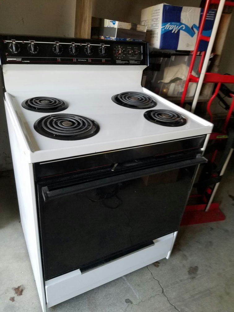 Signature 2000 electric stove by Tappan