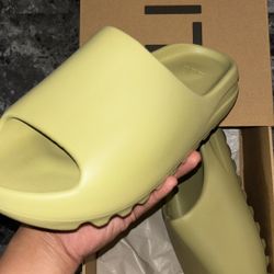 YEEZY SLIDE