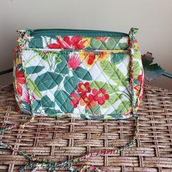 Pretty Cross Body Bag With Chain Strap.