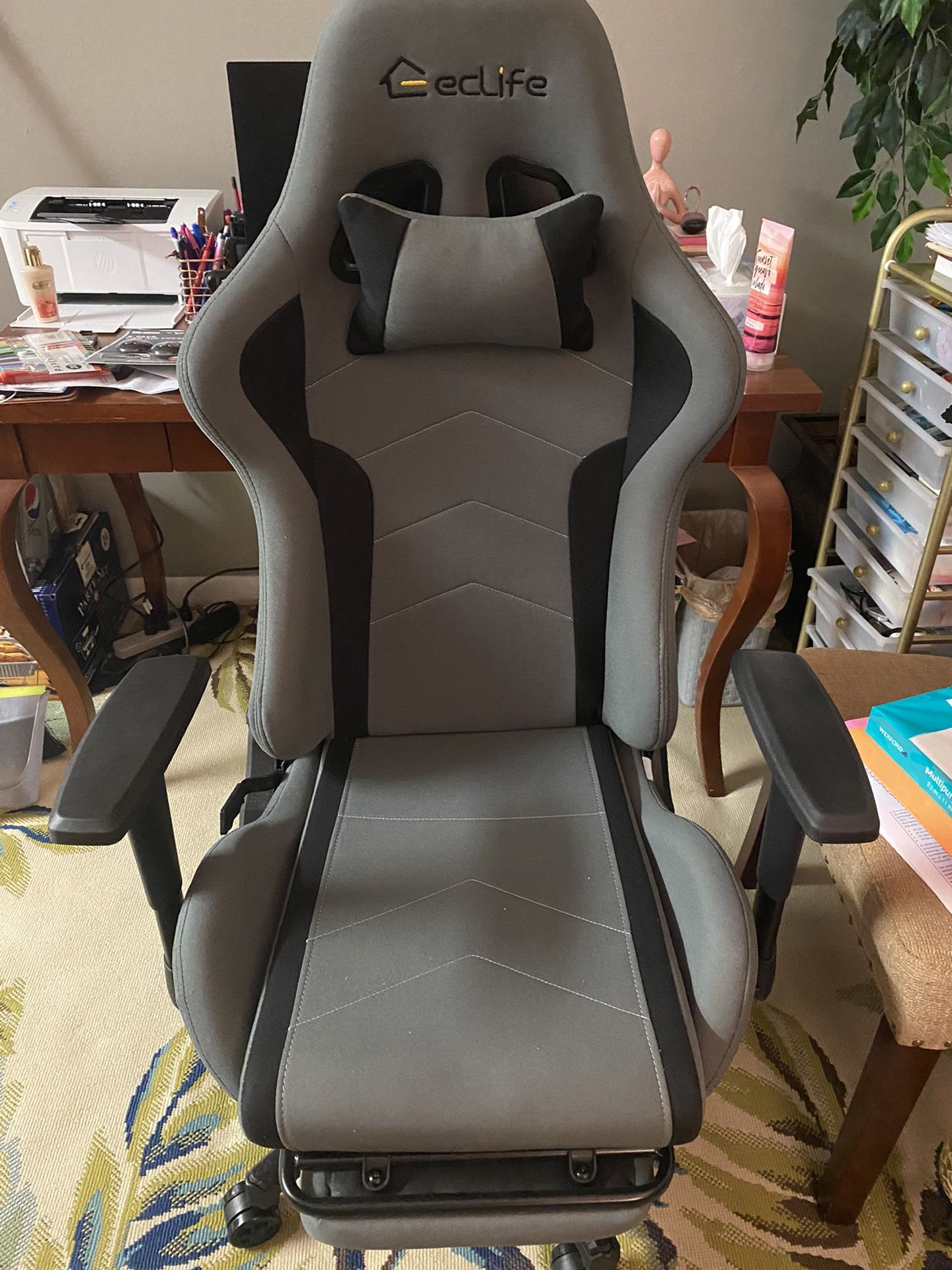 Little used office chair in good condition I am selling because I am leaving the city
