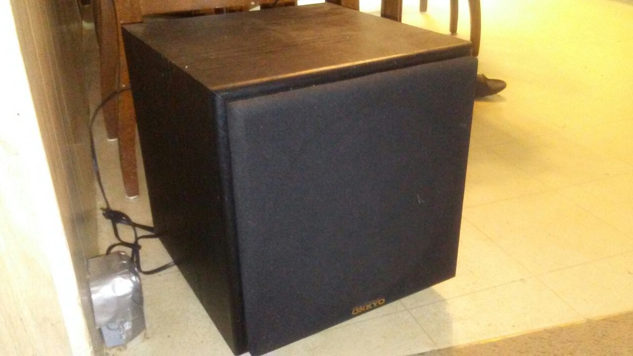 Onkyo 10" powered subwoofer, model LR 104580 SK10W, home audio SW