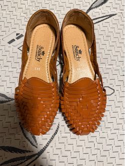 Woman’s huraches