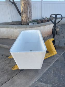 Acrylic Freestanding Bud tub 