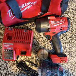 Milwaukee M18 High Torque 1/2 Impact Wrench Kit  
