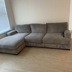550 Light Gray Sectional Couch LIKE NEW NO PETS NO STAINS