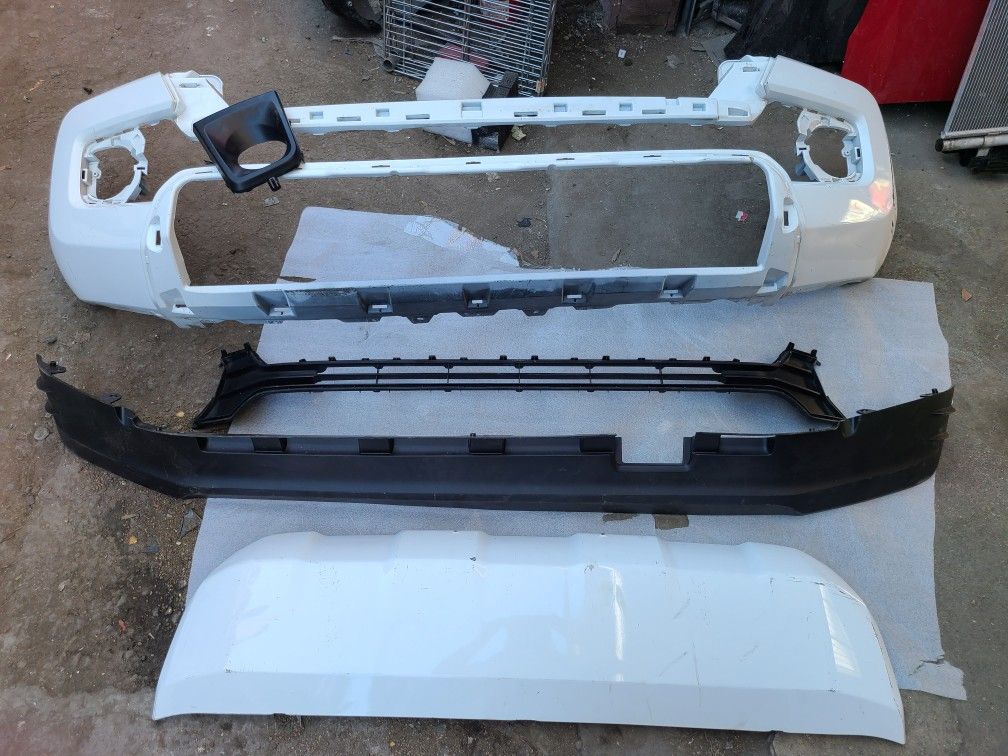 2016 - 2019 Toyota Tacoma Front bumper and more parts, Grill etc....