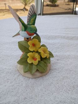 Hummingbird Figurine with Yellow Flowers: Vintage 1980's George Good
