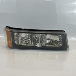 GM P27/7W Right Headlight Bottom Lens, Fits 2003 Chevy Silverado 2500HD