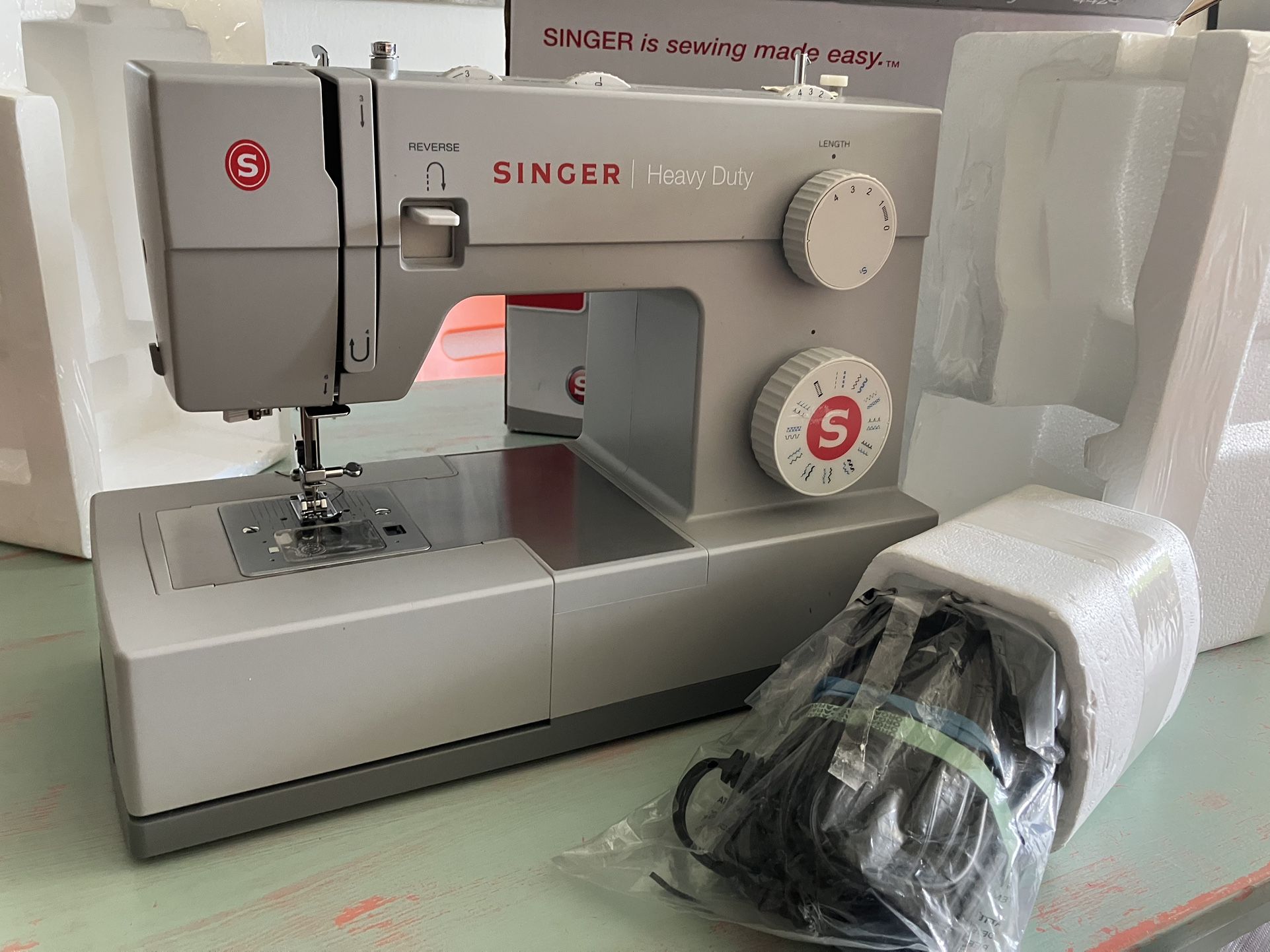 Heavy Duty SINGER 4423 Sewing Machine