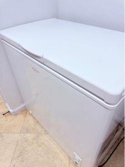Chest freezer 7 cu.ft      Like New!✅