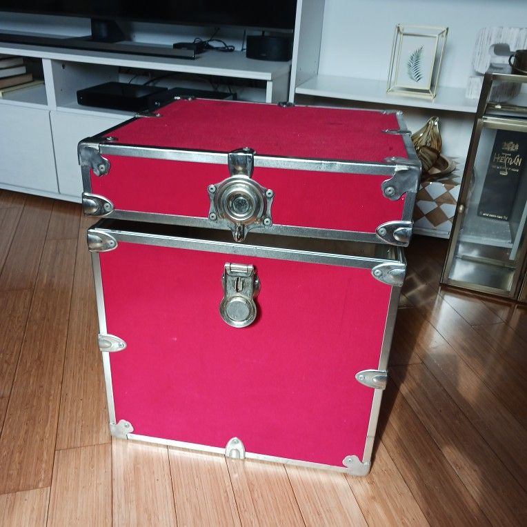 Vintage Red Storage Trunk with Metal Trim – Decorative Chest for Home or Dorm