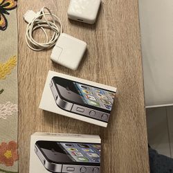 Lot Of Old iPhones W/ Chargers 