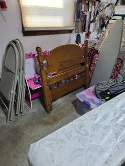 Twin Bed With Mattresses 