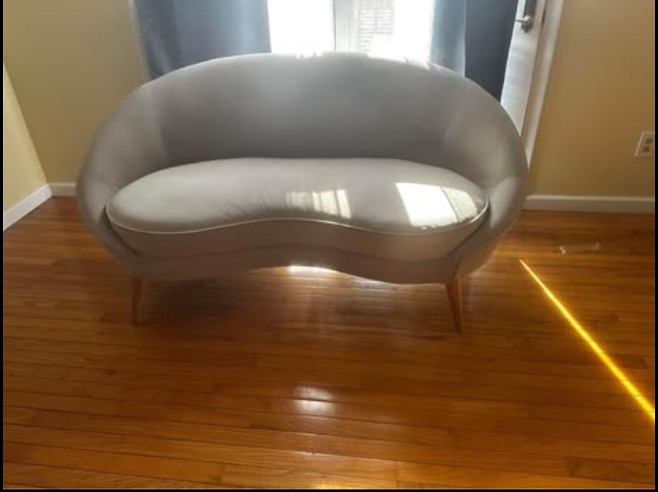 Stylish and Comfortable Loveseat – Perfect for Small Spaces, Living Rooms, or Offices – Gently Used
