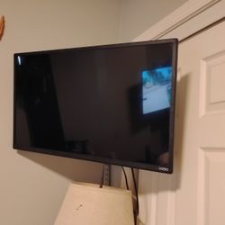 Vizio 32" With Wall Mount 