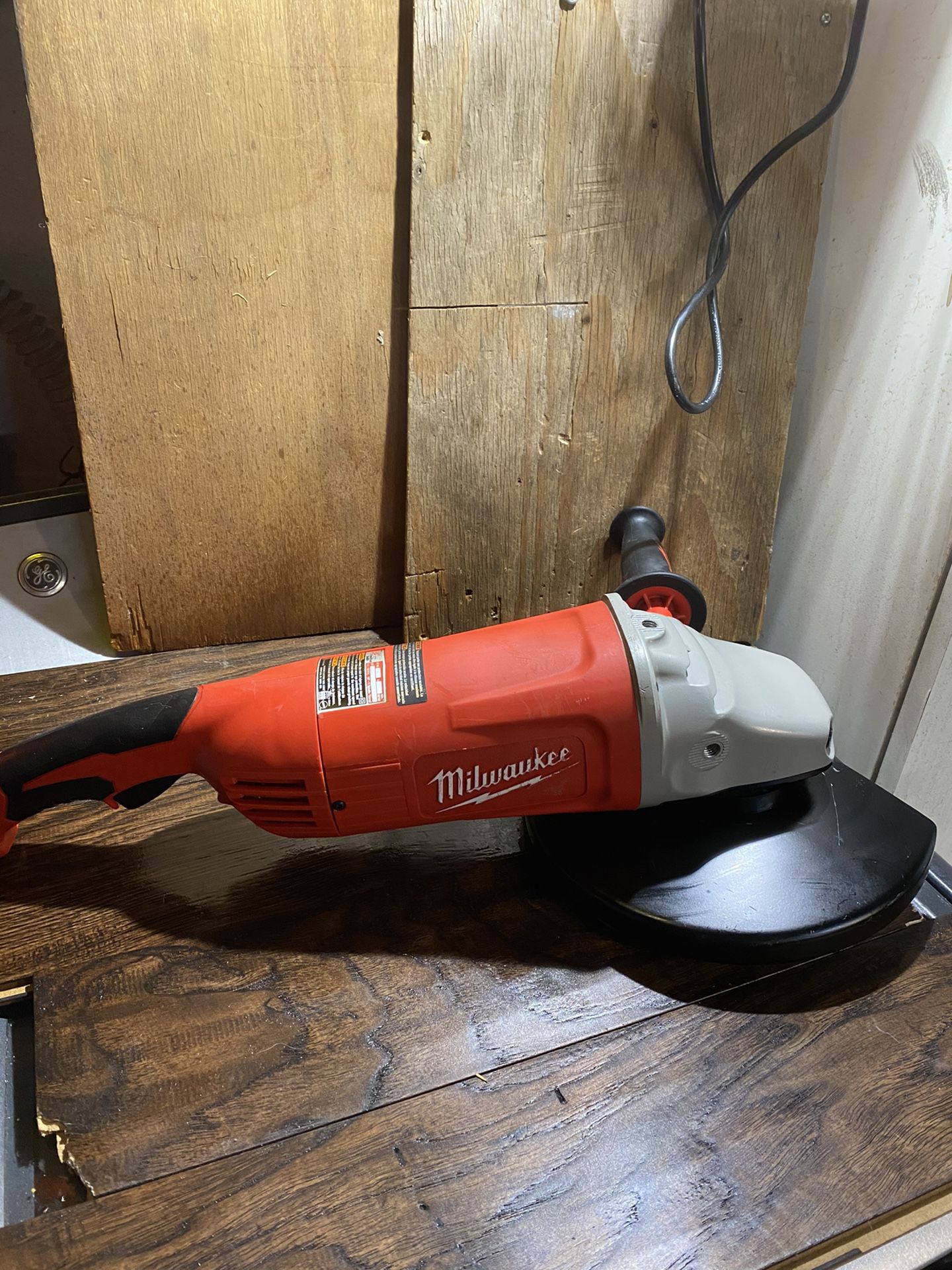 Milwaukee 15 AMP 7/9 inch Large angle grinder with lock on switch