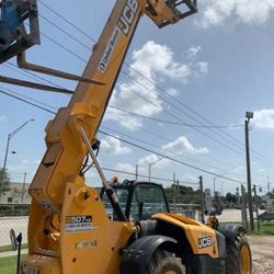 JCB 7,000lbs 42' Reach Forklift