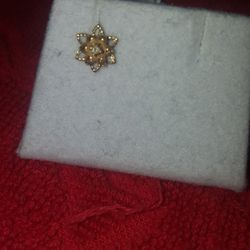 10K Gold Diamond Floral Stud Earring 