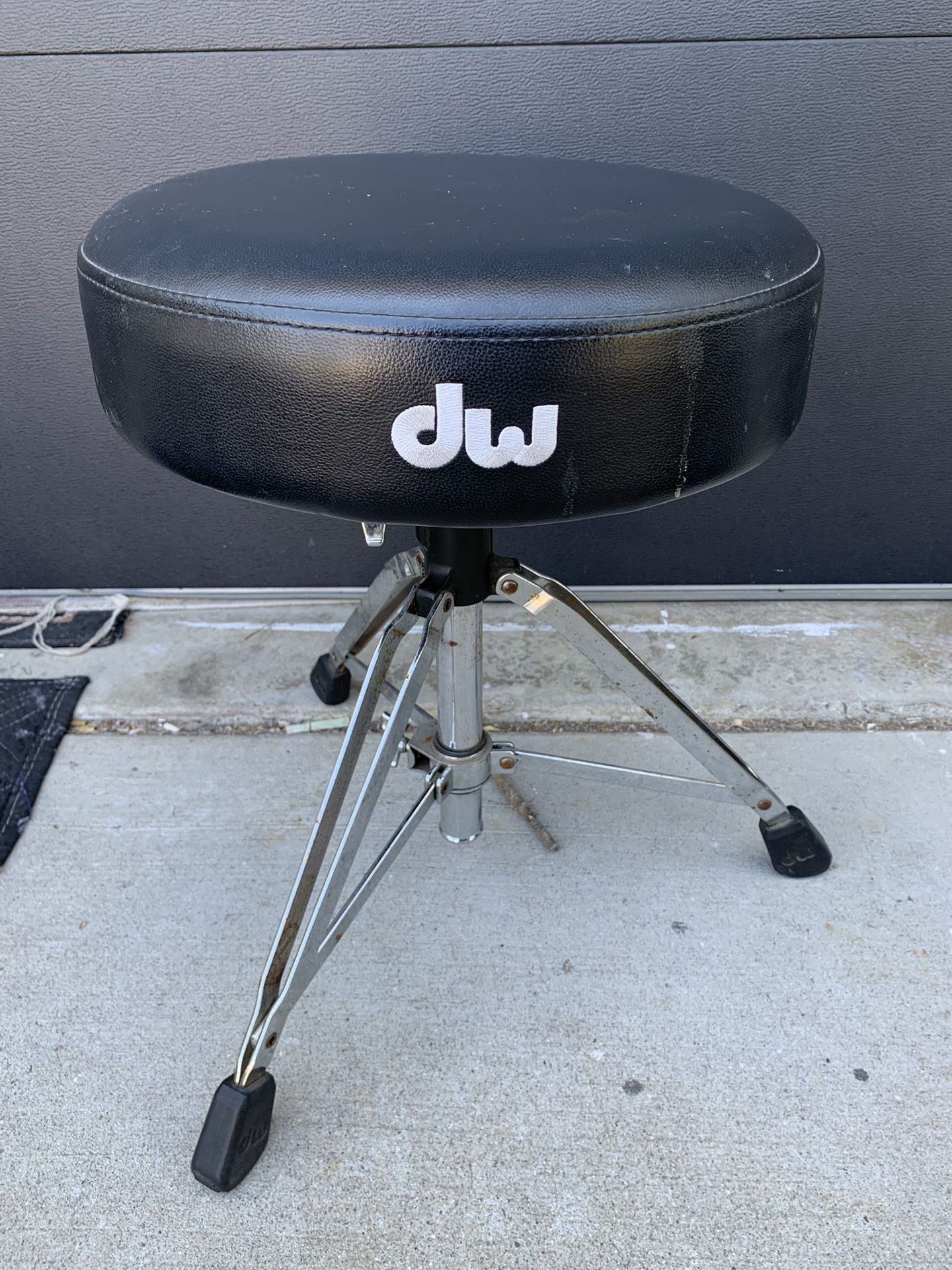 DW 9100M Round Drum Throne Retails for $279