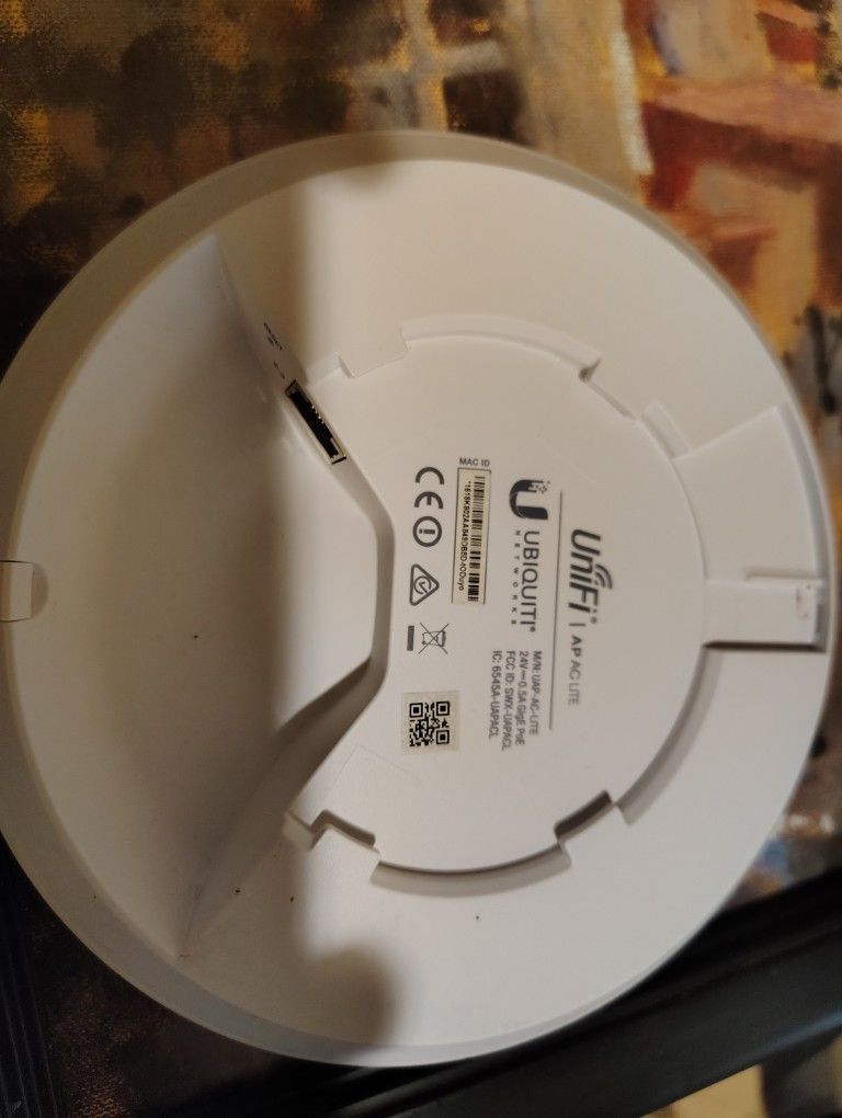 Ubiquiti UAP-AC-LITE UniFi AP AC LITE 802.11ac Gigabit Dual-Radio PoE