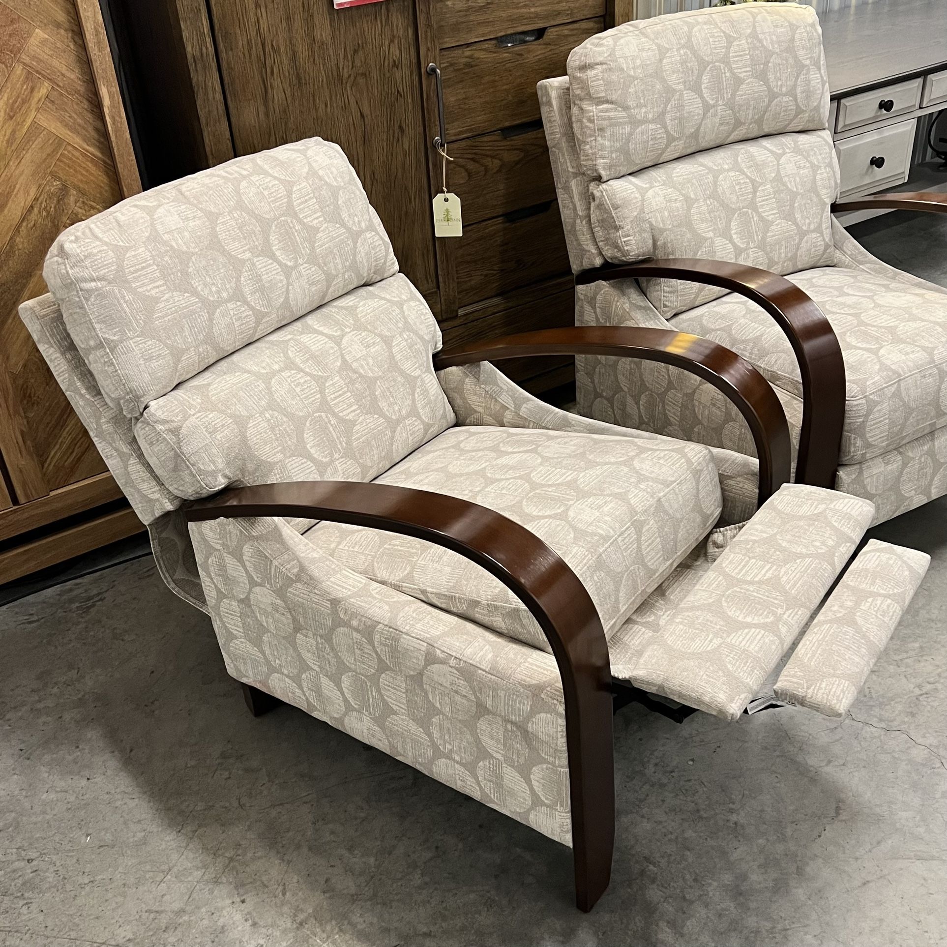 Free Delivery Brand New Quinley Fabric Pushback Recliner Accents Arm