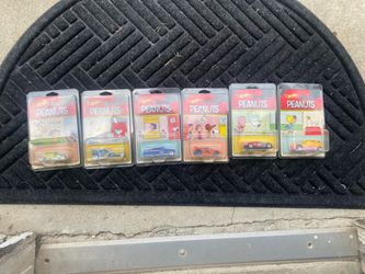 Peanuts gallery snoopy Charlie Brown hot wheel car lot