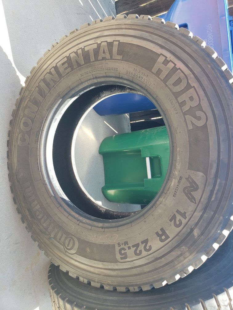 12 R 22.5 CONTNENTAL RECAP Tires