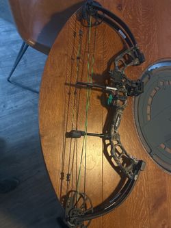 Bear Compound Hunting Bow Package RH Realtree Camo Barely Used