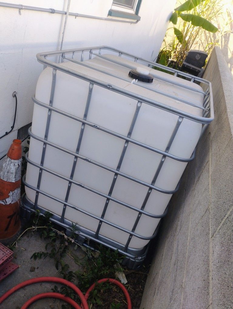 275 Gal Gallon Water Tank