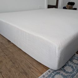 10 inch hybrid queen mattress as good as new (NEED TO SELL TODAY)