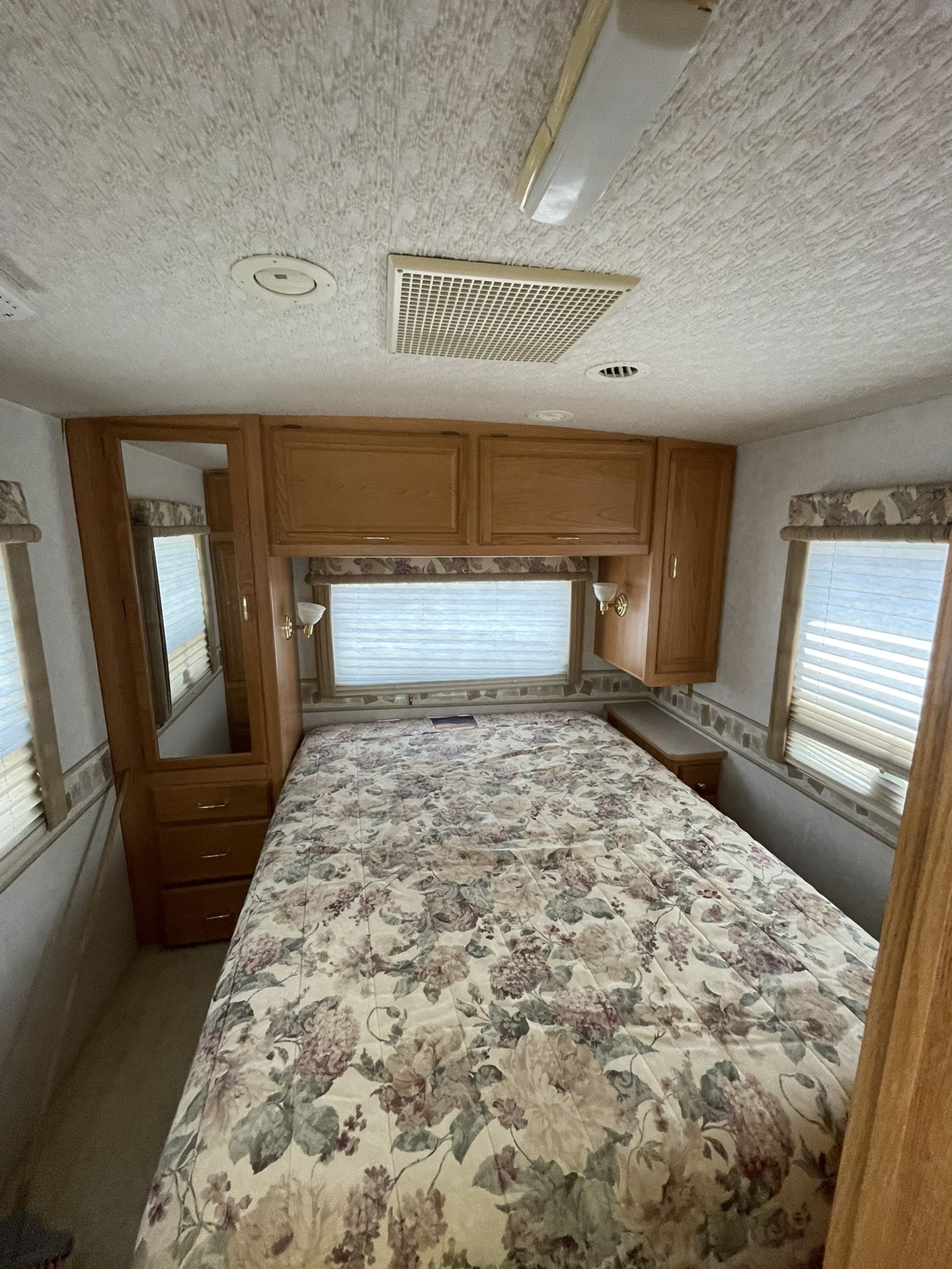 2001 Winnebago BRAVE 30W for Sale in Montclair, CA - OfferUp