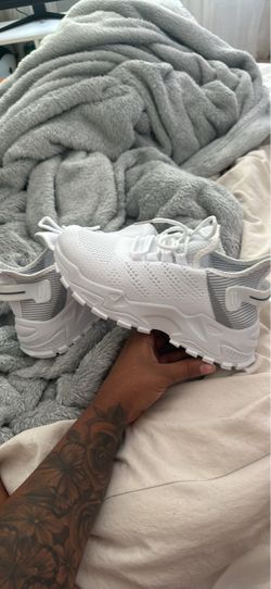 Shoes/ athletic shoes
