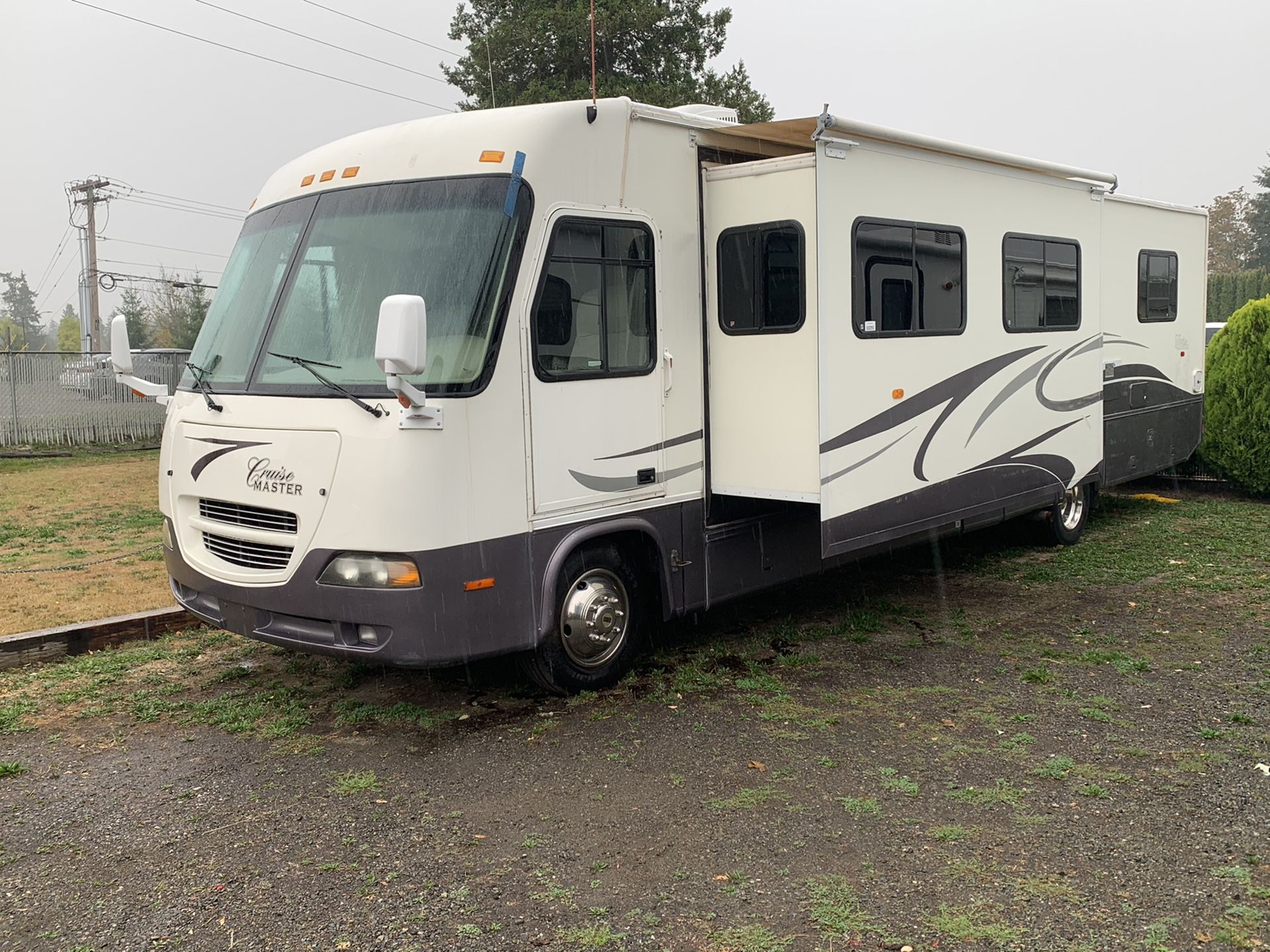 2003 Georgie boy 36 foot class A motorhome with 2 slides out