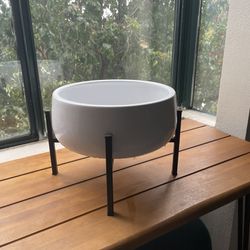 Pot with stand