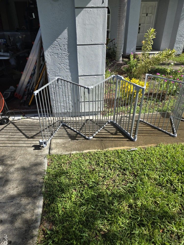 8 Panel Pet Gate