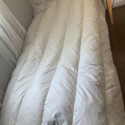 Duvet/ Queen mattress topper