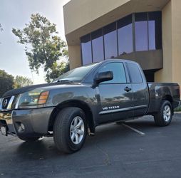 WORK TRUCK ,WORK TRUCK 
2011 Nissan titan
NO MECHANIC OR ELECTRIC ISUES
Runs very good
Automatic 
Motor V8
scratches here and there ,but is a WORK TRU