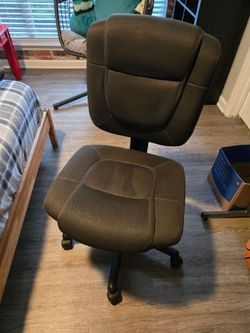 Adjustable desk chair