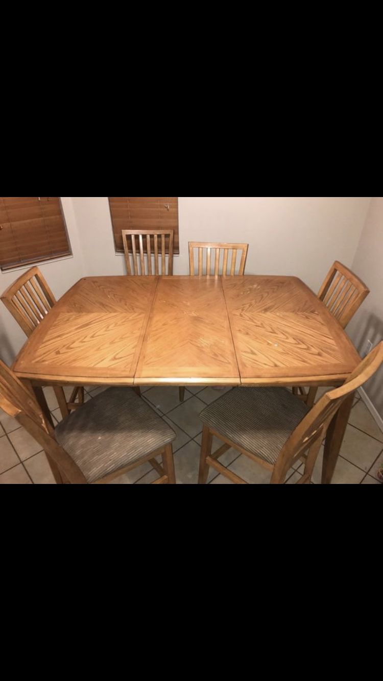 Dining room table/chairs