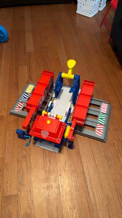 Spin Master Paw Patrol Big Truck Pups Truck Stop HQ transforming playset.