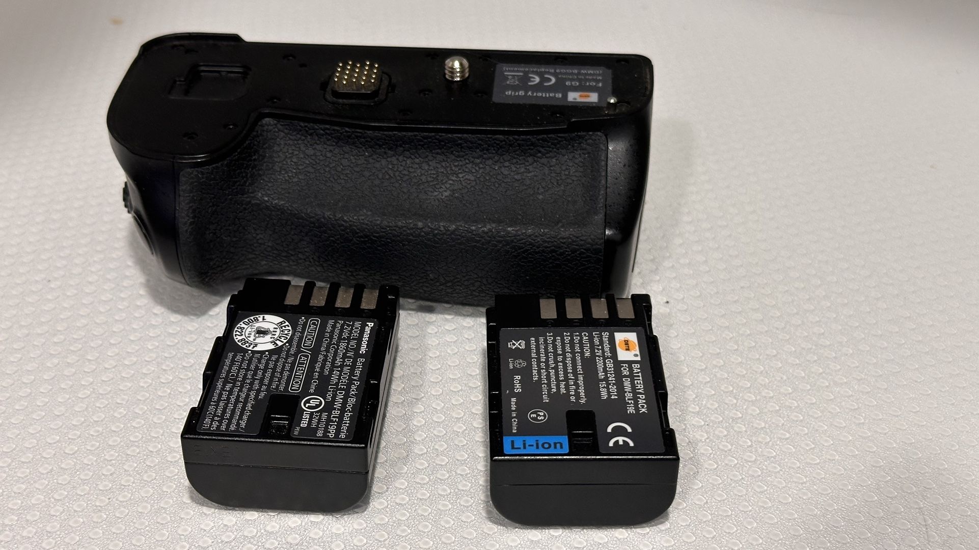 Panasonic lumix G9 Battery Grip 3rd Party And Two Batteries