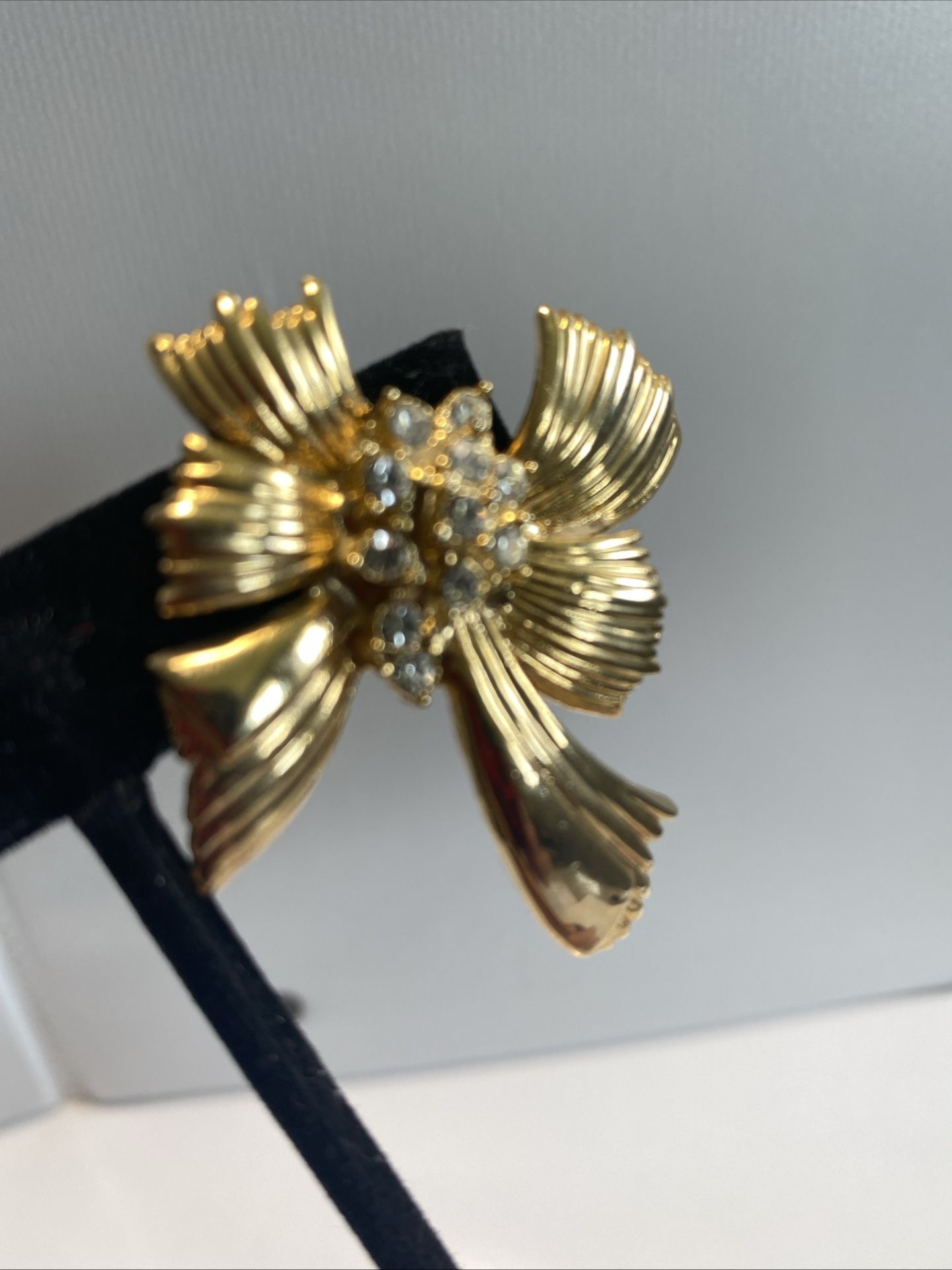 Vintage Román Gold Tone Metal 1.5” Bow Pin Brooch With 11 Faux Diamonds