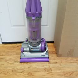 NEW cond DYSON ANIMAL VACUUM WITH COMPLETE ATTACHMENTS  , AMAZING POWER SUCTION  , WORKS EXCELLENT  , IN THE BOX 
