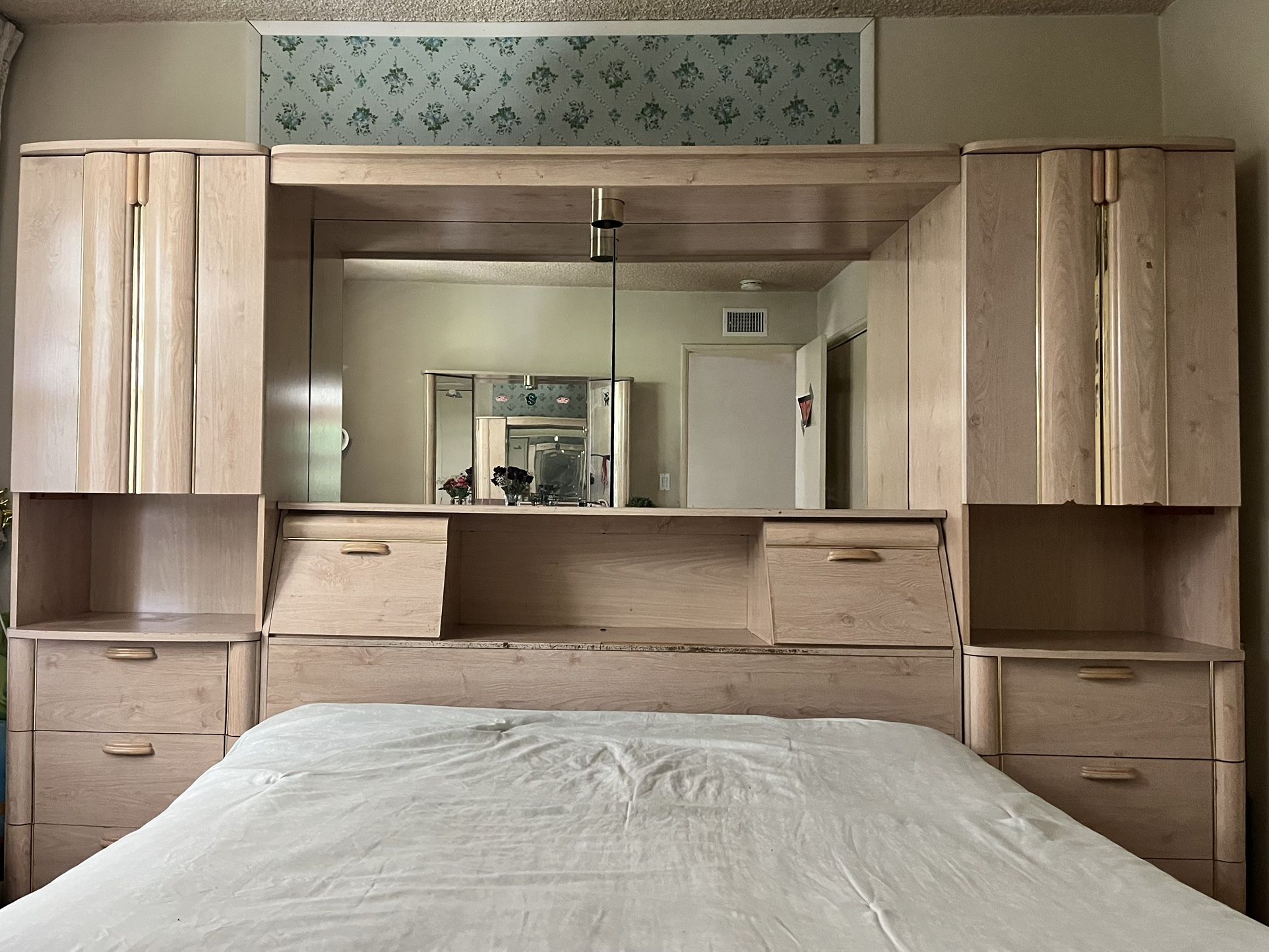 Queen Size Bedroom Set | Mirrored Headboard w/ Light & Storage