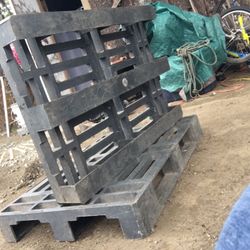 (wUsed) Heavy Duty Plastic Loading Pallets | 4 For 110$