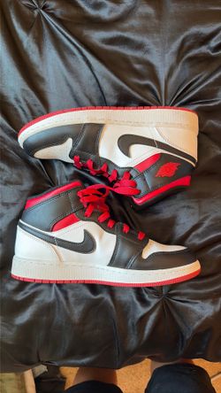 Air Jordan ones mid