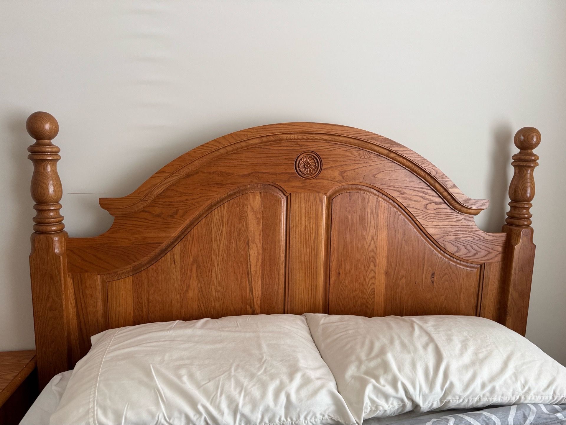 Queen-size solid oak bedroom set in very good condition.